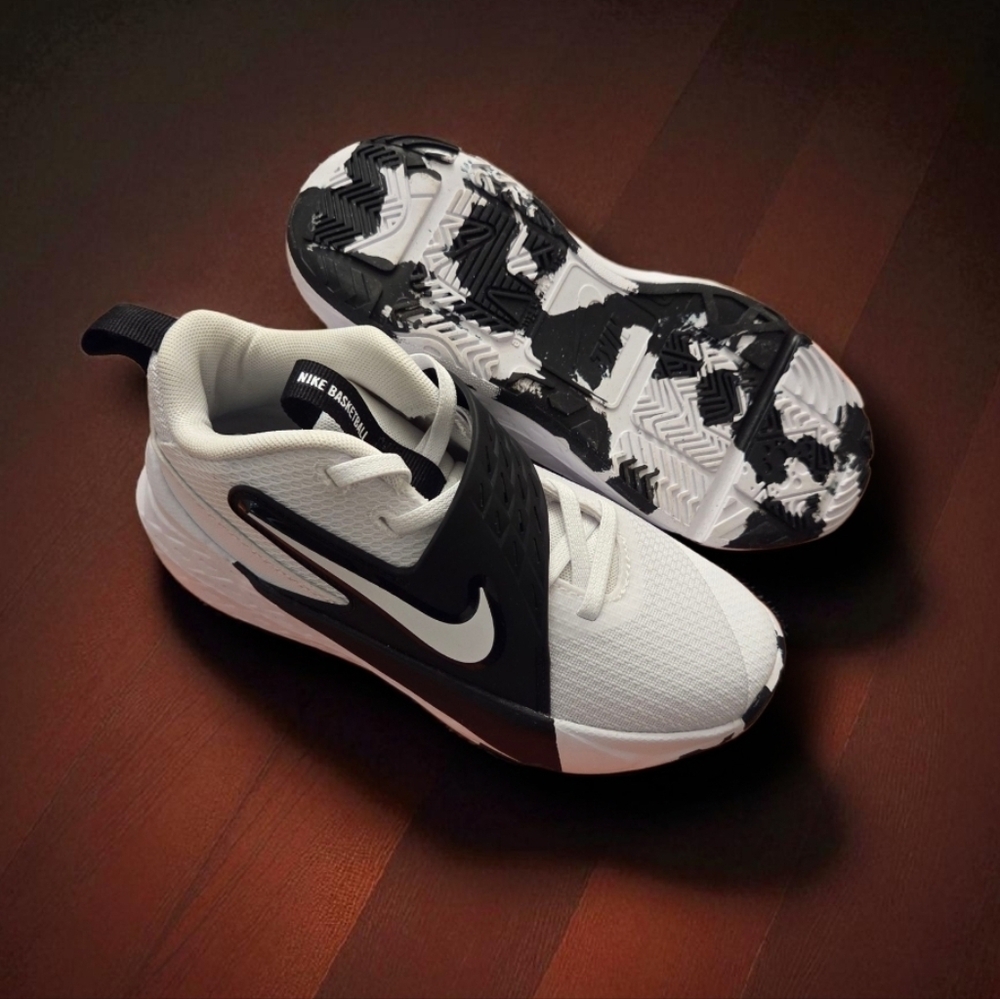 Nike Team Hustle D 12 (PS) Shoes Size 1Y Youth **NEW IN BOX**